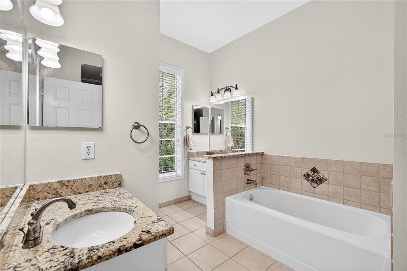 FRESHLY PAINTED AND NEW CARPETING: Beautiful townhome-style - photo 22
