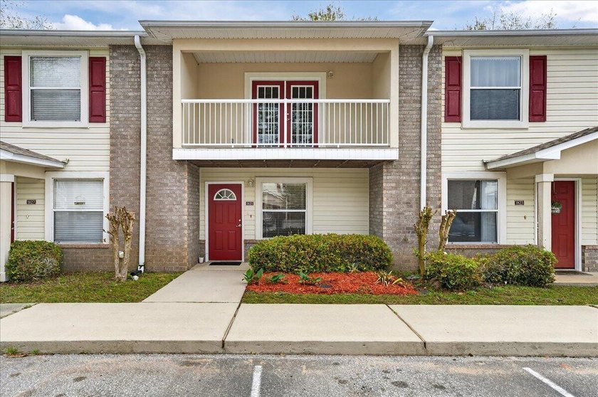 Freshly painted 2-bedroom, 2-bath townhome-style condo in a - photo 2