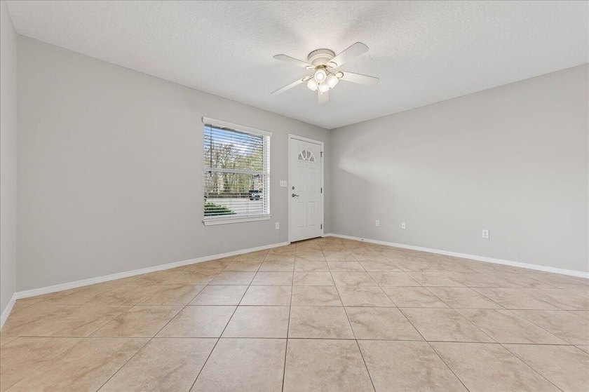 Freshly painted 2-bedroom, 2-bath townhome-style condo in a - photo 5