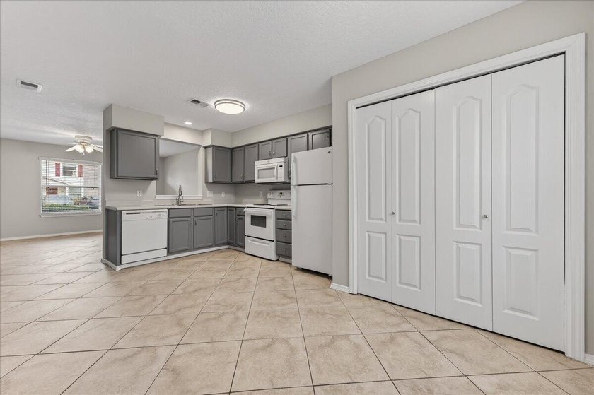 Freshly painted 2-bedroom, 2-bath townhome-style condo in a - photo 8