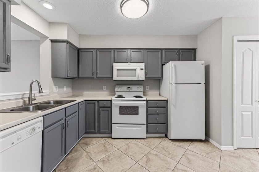 Freshly painted 2-bedroom, 2-bath townhome-style condo in a - photo 9