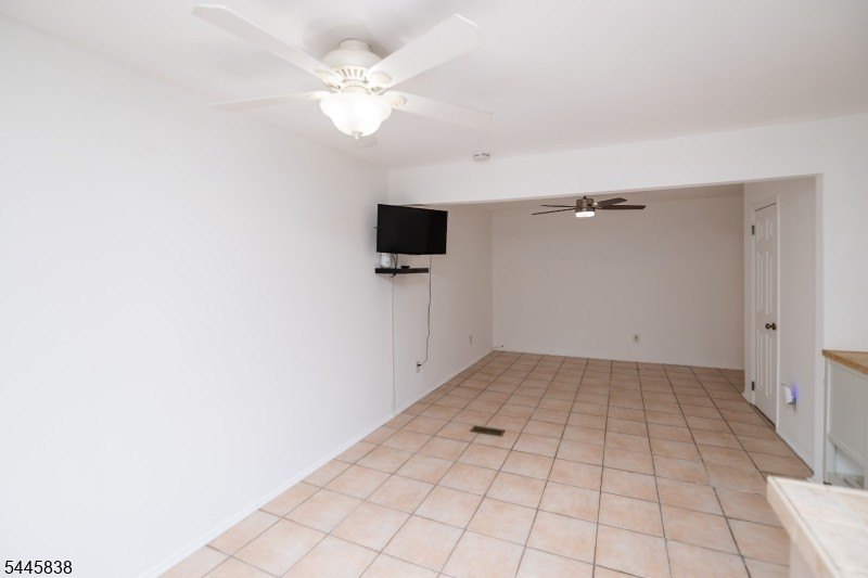 Welcome to this meticulously kept 2-bedroom townhouse complete - photo 14