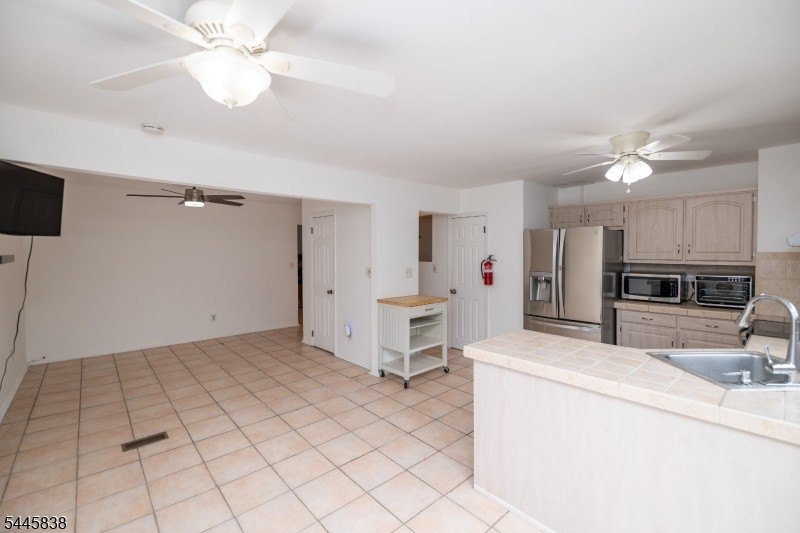 Welcome to this meticulously kept 2-bedroom townhouse complete - photo 15