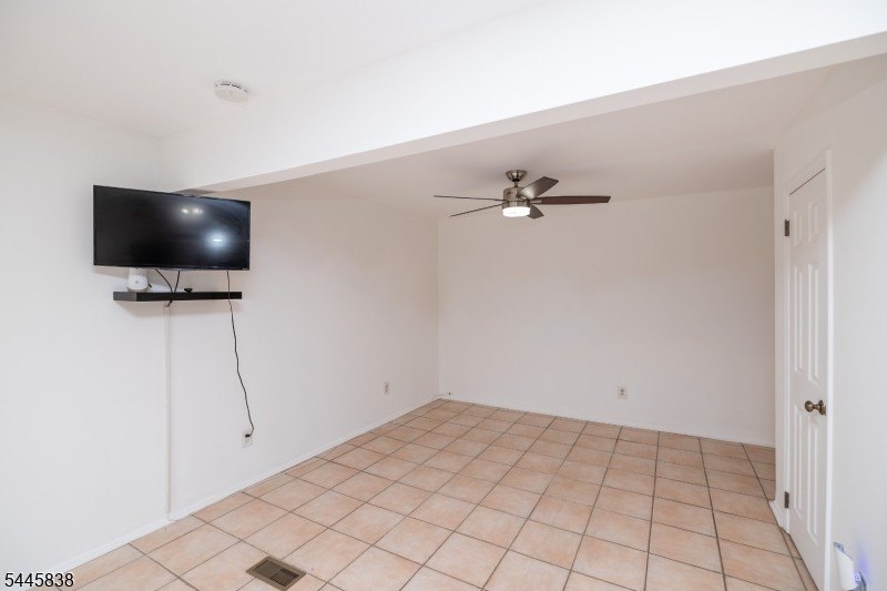 Welcome to this meticulously kept 2-bedroom townhouse complete - photo 16