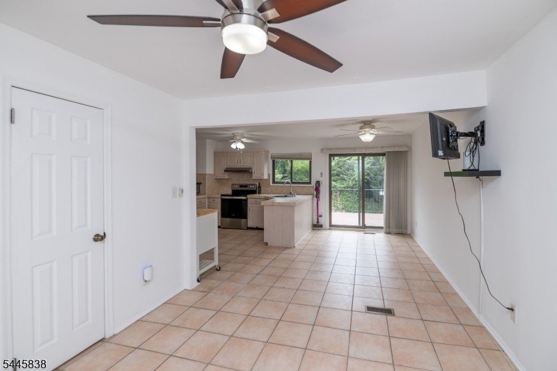 Welcome to this meticulously kept 2-bedroom townhouse complete - photo 19