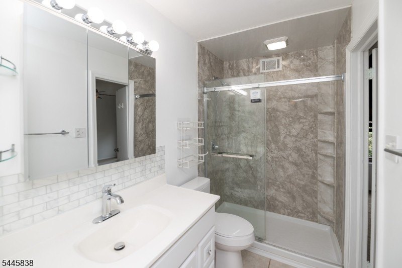 Welcome to this meticulously kept 2-bedroom townhouse complete - photo 21
