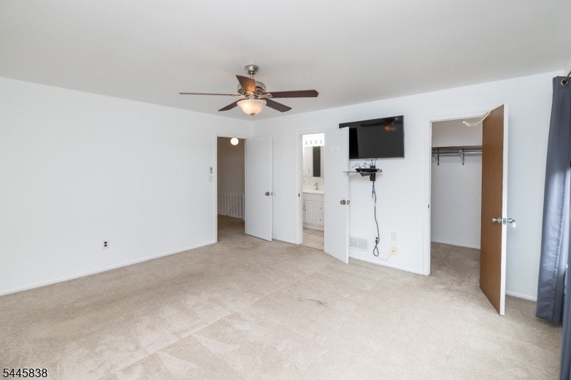 Welcome to this meticulously kept 2-bedroom townhouse complete - photo 25