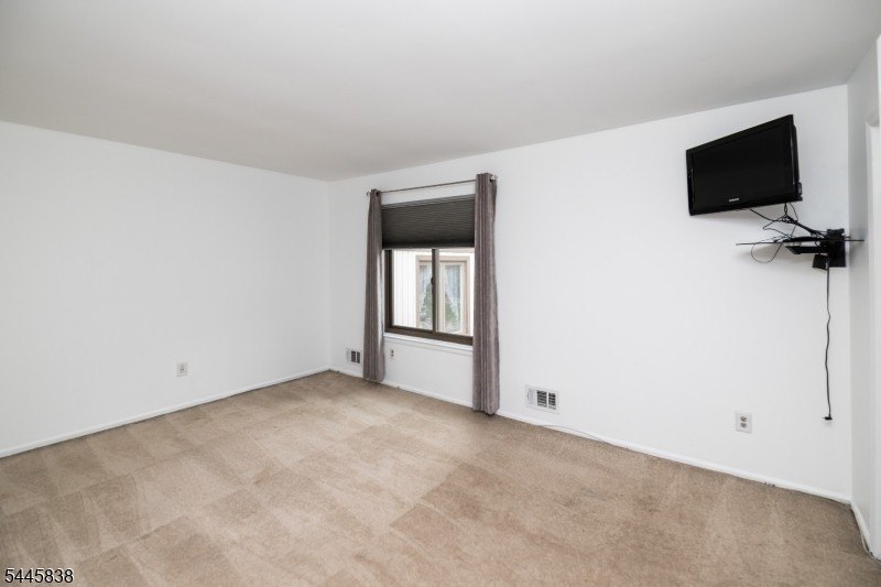 Welcome to this meticulously kept 2-bedroom townhouse complete - photo 26