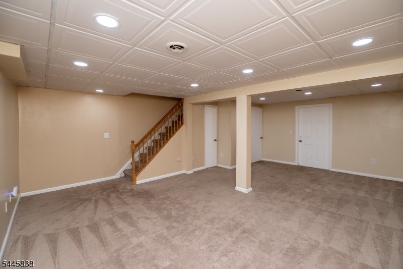 Welcome to this meticulously kept 2-bedroom townhouse complete - photo 34