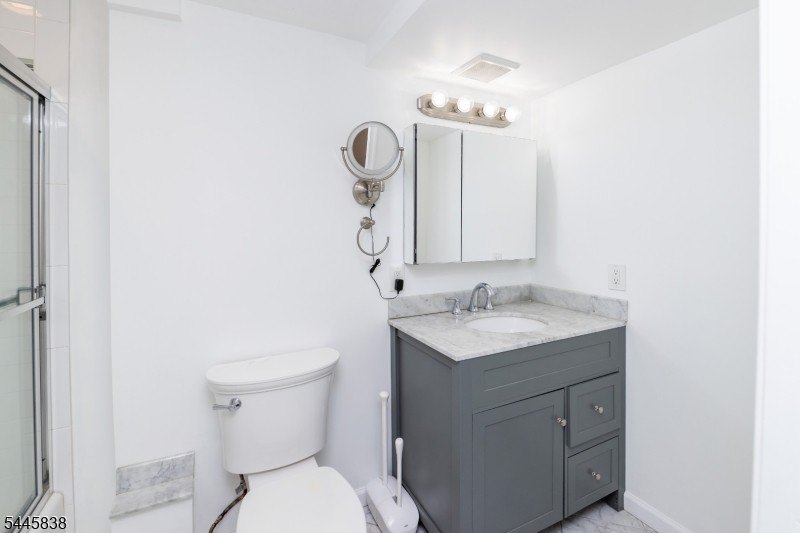 Welcome to this meticulously kept 2-bedroom townhouse complete - photo 36