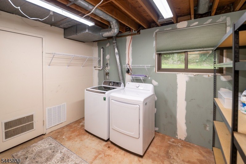 Welcome to this meticulously kept 2-bedroom townhouse complete - photo 38