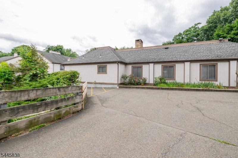 Welcome to this meticulously kept 2-bedroom townhouse complete - photo 48