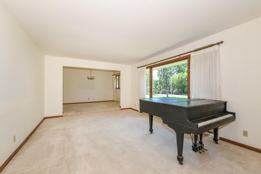Spacious and inviting 3 bedroom, 2 bath ranch on a beautiful - photo 11