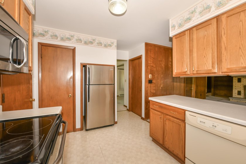 Spacious and inviting 3 bedroom, 2 bath ranch on a beautiful - photo 18