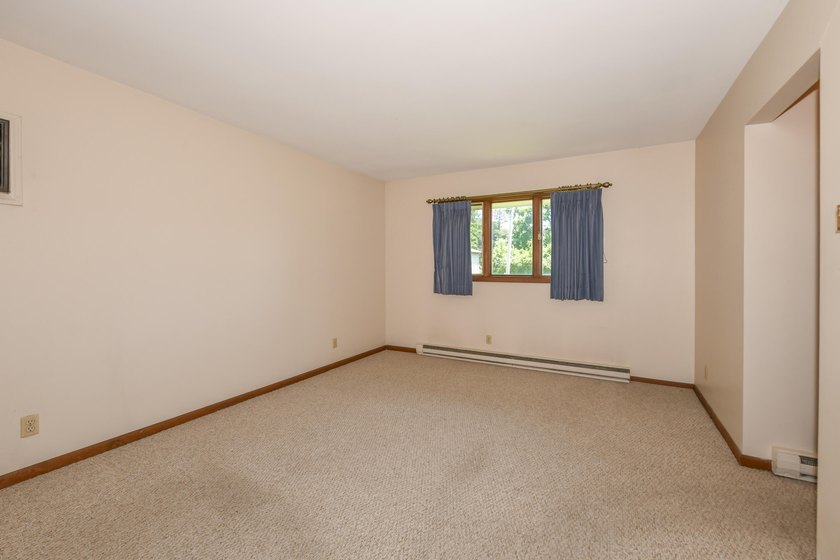 Spacious and inviting 3 bedroom, 2 bath ranch on a beautiful - photo 24