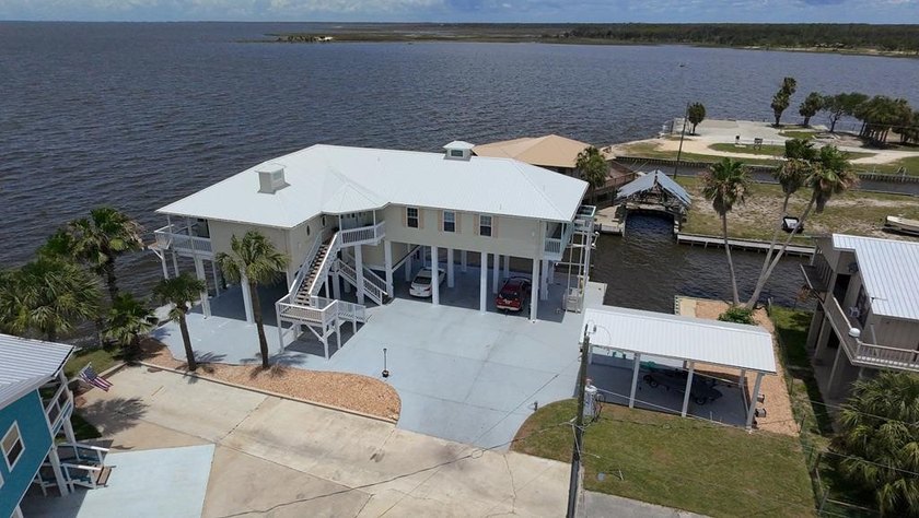 One of Horseshoe Beach's Finest.... This Luxurious 2/2 Gulf - photo 6