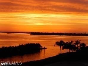 Welcome to your dream condo! This beautifully upgraded unit - photo 31