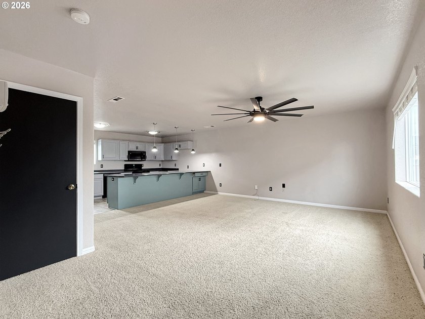 Well-maintained and turn-key, this 3 bedroom, 1.5 bathroom condo - photo 4