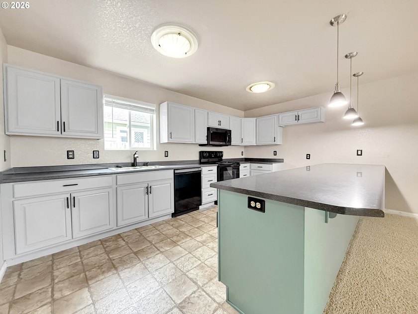 Well-maintained and turn-key, this 3 bedroom, 1.5 bathroom condo - photo 7