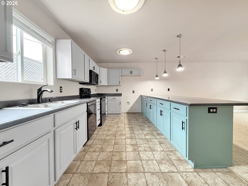 Well-maintained and turn-key, this 3 bedroom, 1.5 bathroom condo - photo 8