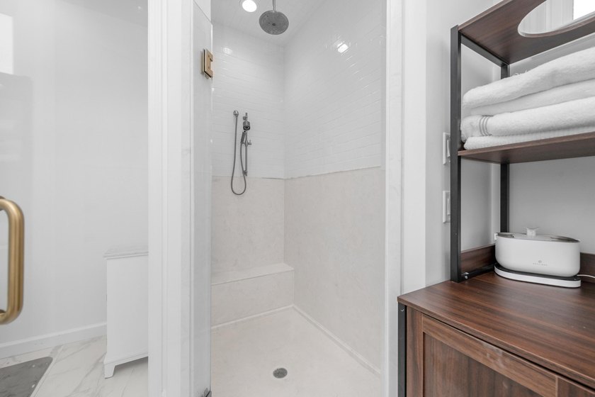 OFFERING $20,000 in buyer closing cost!! This home offers a - photo 22