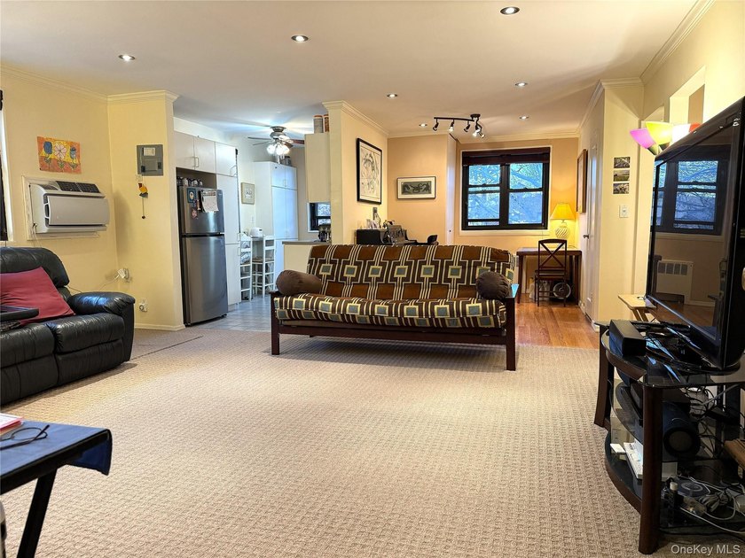 Desirable 2/3 BR w Modern, Open Concept Layout In Great Location - photo 24