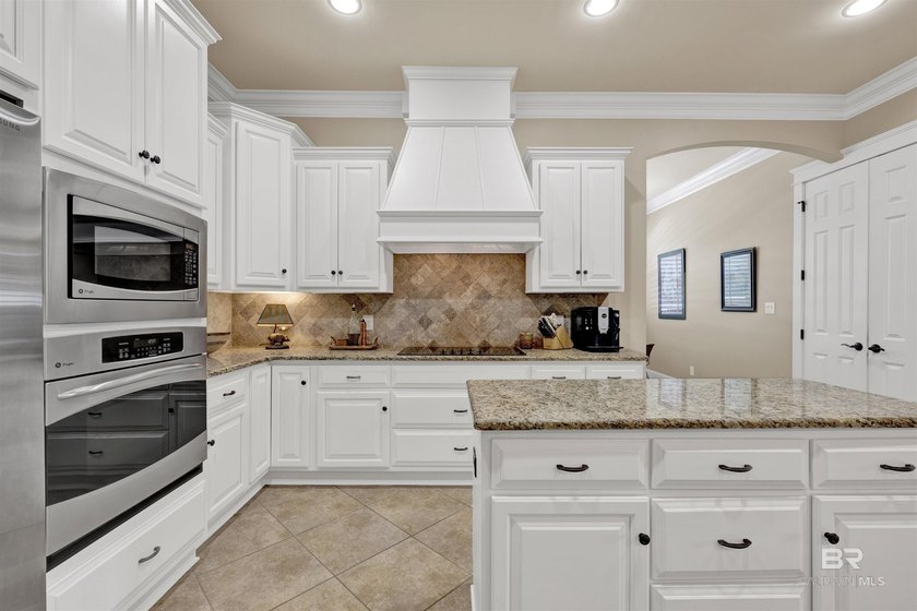 A stunning custom home in the beautiful Summer Lake community - photo 10