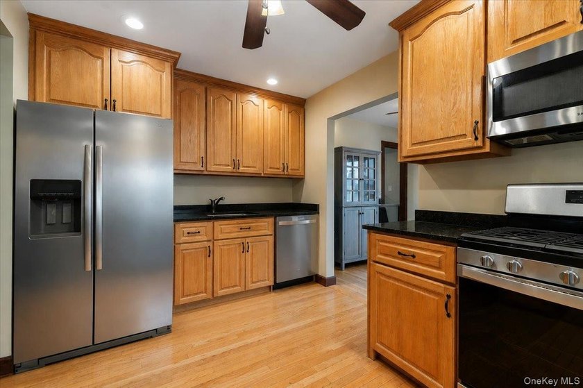 Expanded and rear-dormered Cape featuring 5 spacious bedrooms, 3 - photo 5