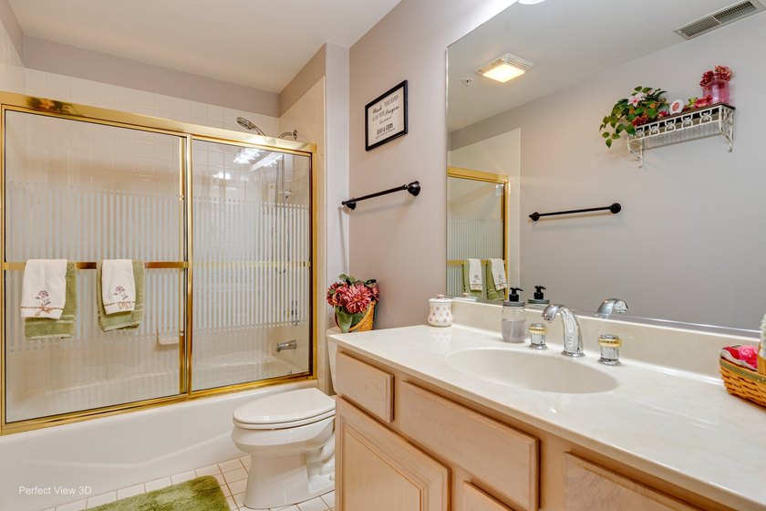 Premium Penthouse unit is a must see! It features vaulted - photo 14