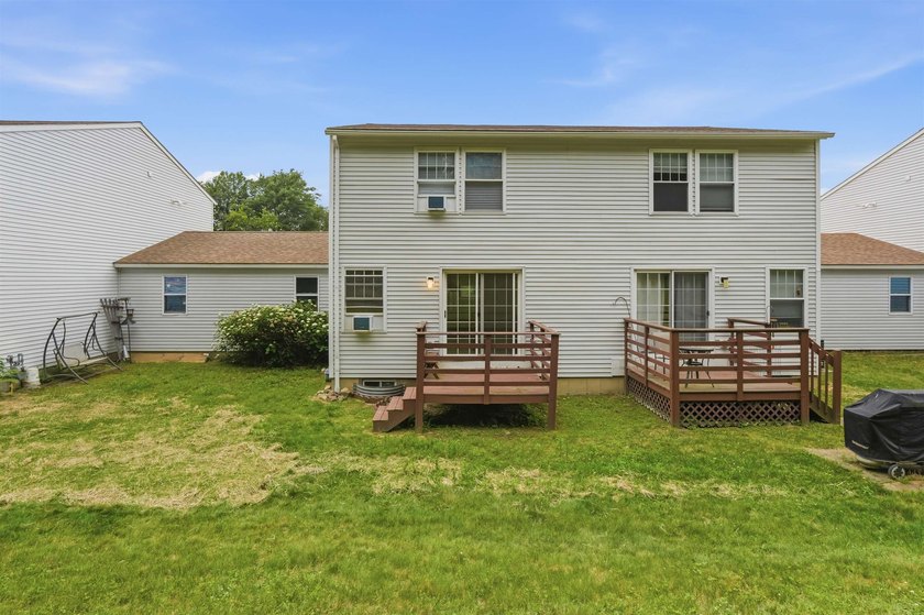 This move-in-ready Colchester Village condo offers fresh paint - photo 5