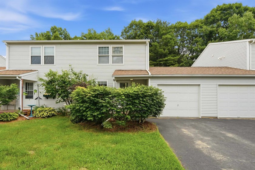 This move-in-ready Colchester Village condo offers fresh paint - photo 6