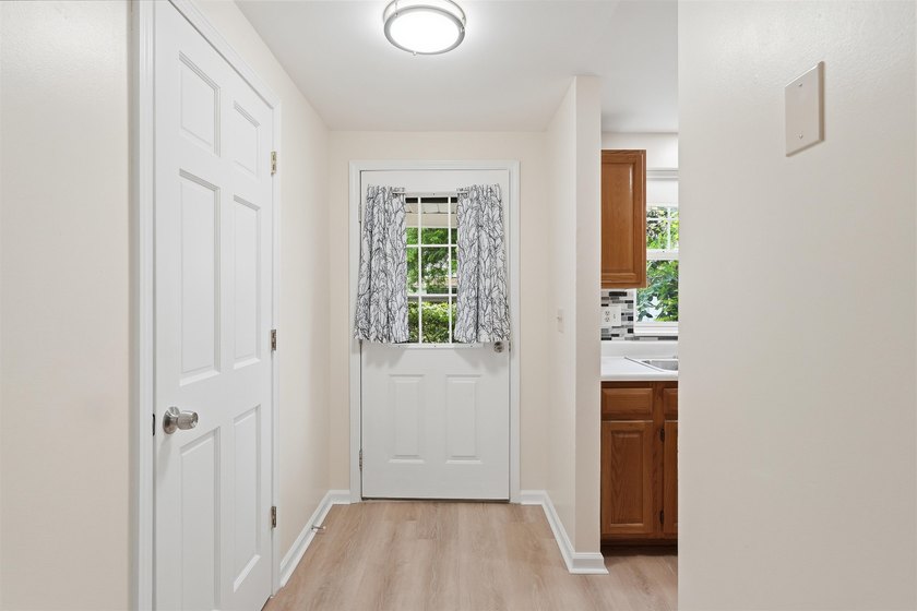 This move-in-ready Colchester Village condo offers fresh paint - photo 8