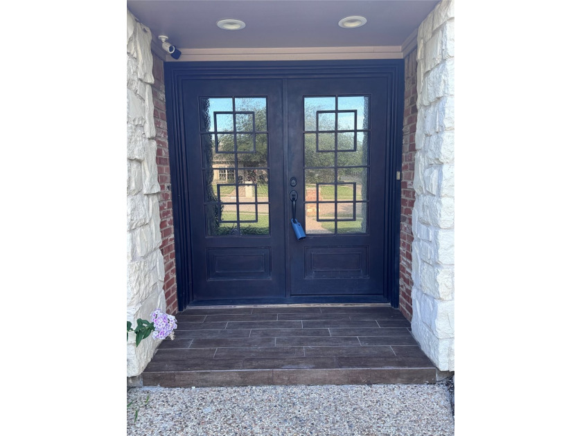 Beautiful 1.5-story home in the desired Canyon Creek subdivision - photo 2
