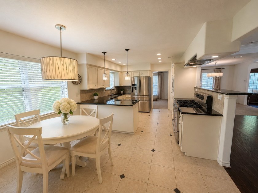 Beautiful 1.5-story home in the desired Canyon Creek subdivision - photo 3