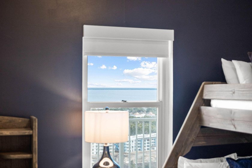 This stunning 4B/4B Penthouse Condo with breathtaking, panoramic - photo 6