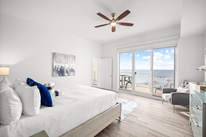 This stunning 4B/4B Penthouse Condo with breathtaking, panoramic - photo 10