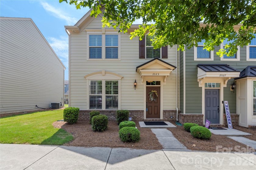 This charming end-unit townhouse offers 3 bedrooms, 2.5 - photo 3