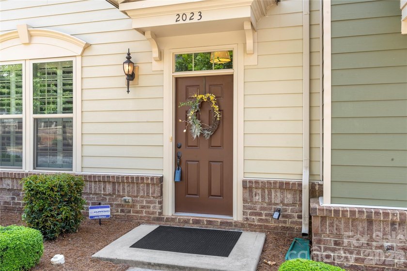 This charming end-unit townhouse offers 3 bedrooms, 2.5 - photo 5