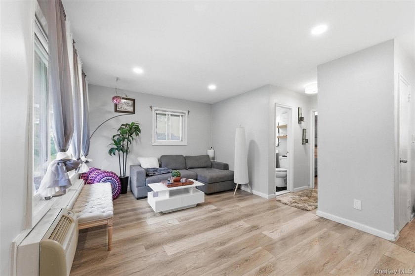 Welcome to this beautifully maintained and move-in ready - photo 4