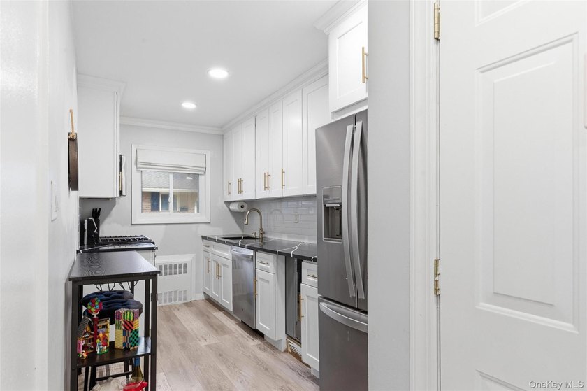 Welcome to this beautifully maintained and move-in ready - photo 8