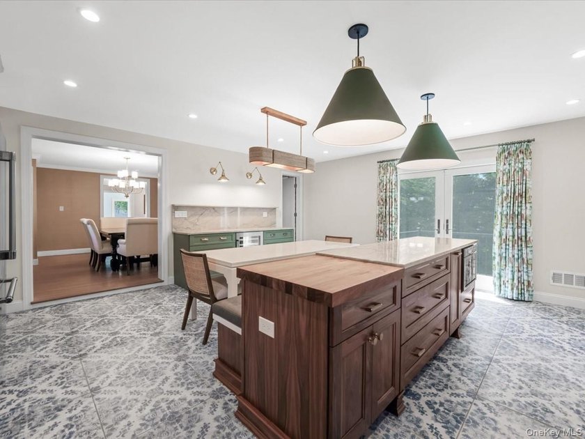 GREAT NECK VILLAGE PRIME LOCATION! Renovated And Move-In Ready - photo 15