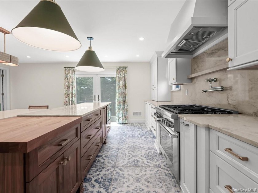 GREAT NECK VILLAGE PRIME LOCATION! Renovated And Move-In Ready - photo 16