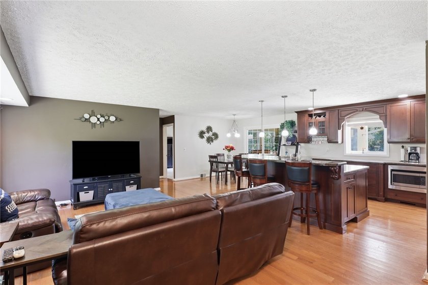 Rare opportunity to own this spacious 4 bedroom 3.5 bath ranch - photo 7
