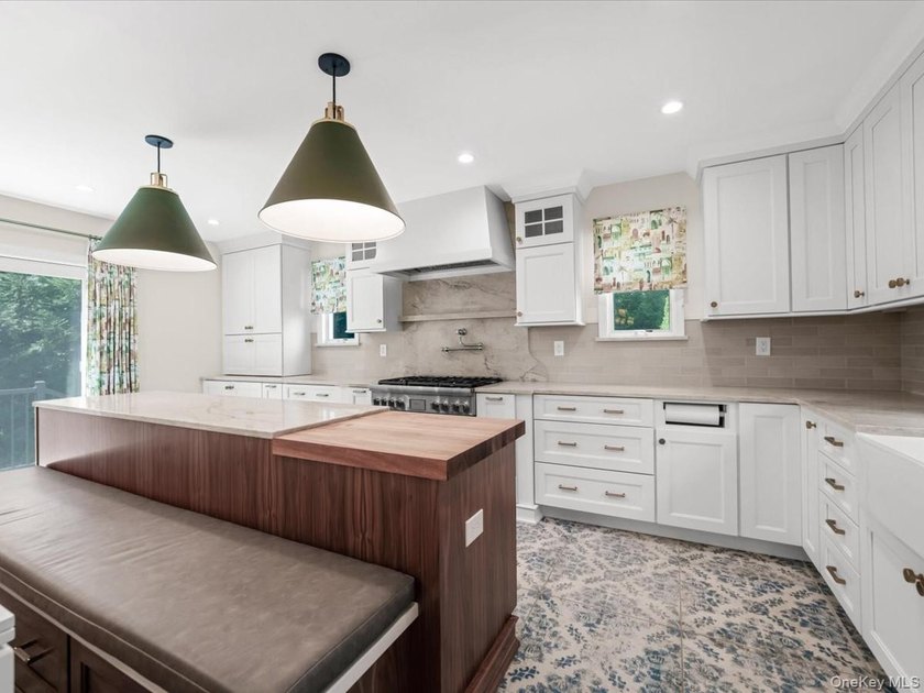 GREAT NECK VILLAGE PRIME LOCATION! Renovated And Move-In Ready - photo 17