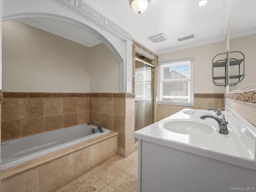 GREAT NECK VILLAGE PRIME LOCATION! Renovated And Move-In Ready - photo 22