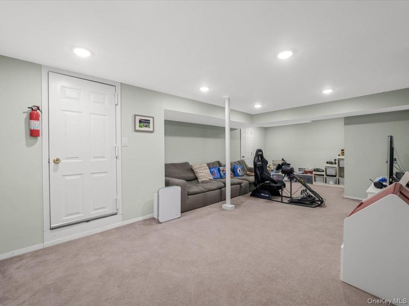 GREAT NECK VILLAGE PRIME LOCATION! Renovated And Move-In Ready - photo 27