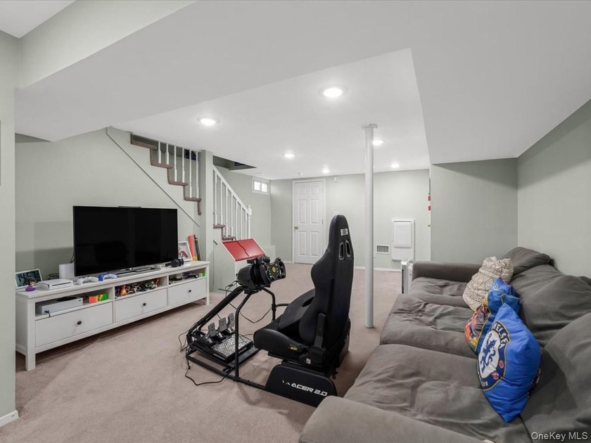 GREAT NECK VILLAGE PRIME LOCATION! Renovated And Move-In Ready - photo 28