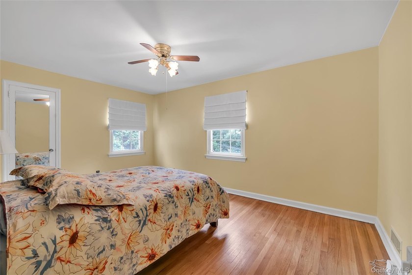 Welcome to 34 Soundview Crest! This classic, brick, center hall - photo 14