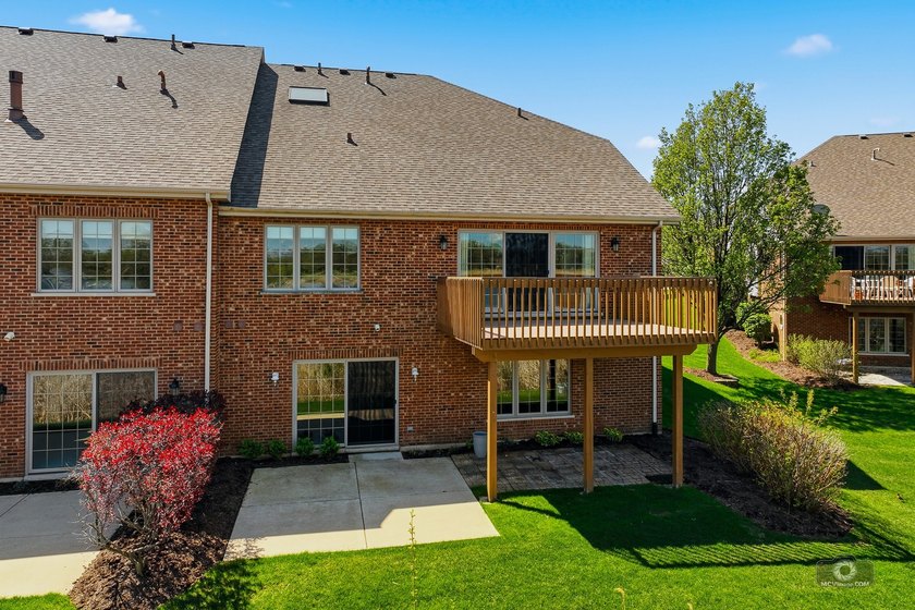 Welcome to this BEAUTIFUL END-UNIT townhome perfectly positioned - photo 5