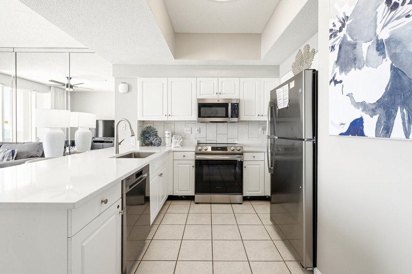 This beautifully updated 1 bedroom, 1.5 bath condo on Miramar - photo 6